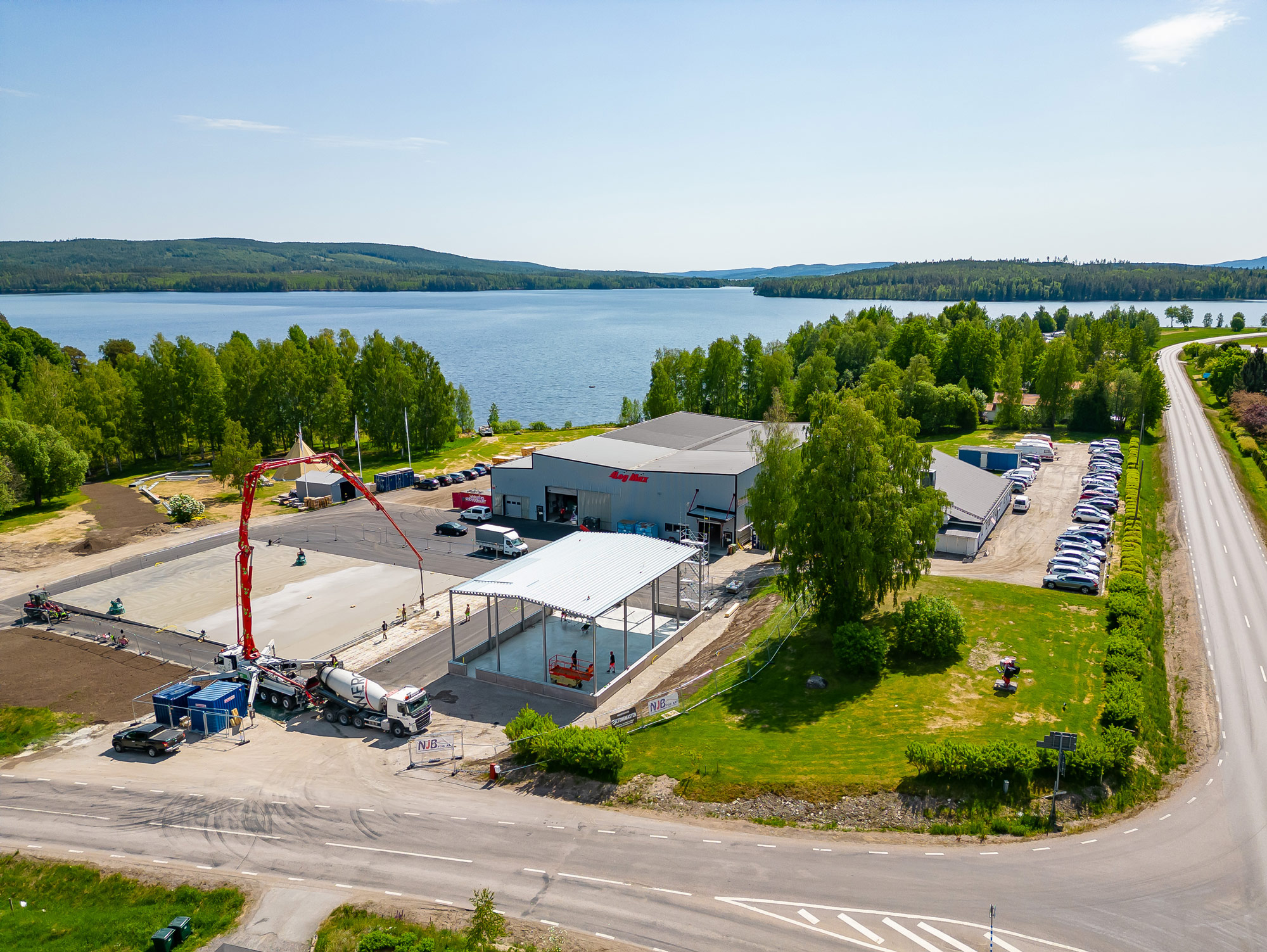 En byggarbetsplats längs med en sjö